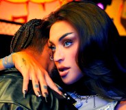 Pabllo Vittar with her arm around a man in a promotional image for the Noitada World Tour