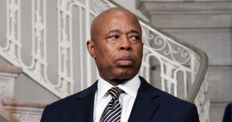 Қыз өз кискасын заттарға ысқылайды