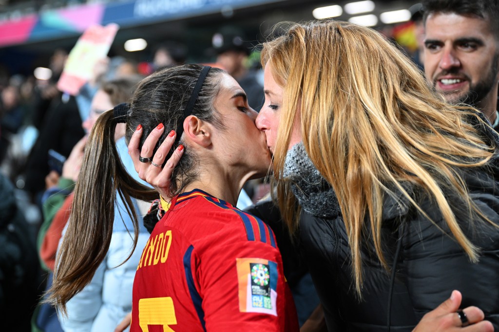 Alba Redondo kisses girlfriend Cristina Monleón