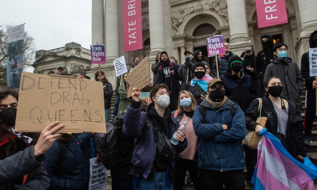 Pro-LGBTQ+ protestors holding up signs of solidarity with drag queens.