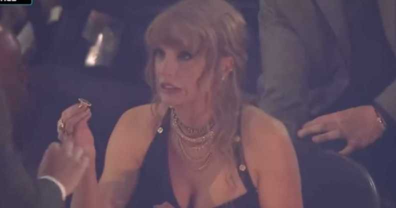 Taylor Swift breaks her ring at the 2023 MTV VMAs.