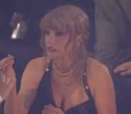 Taylor Swift breaks her ring at the 2023 MTV VMAs.