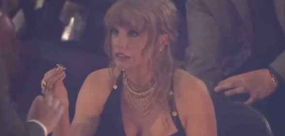 Taylor Swift breaks her ring at the 2023 MTV VMAs.