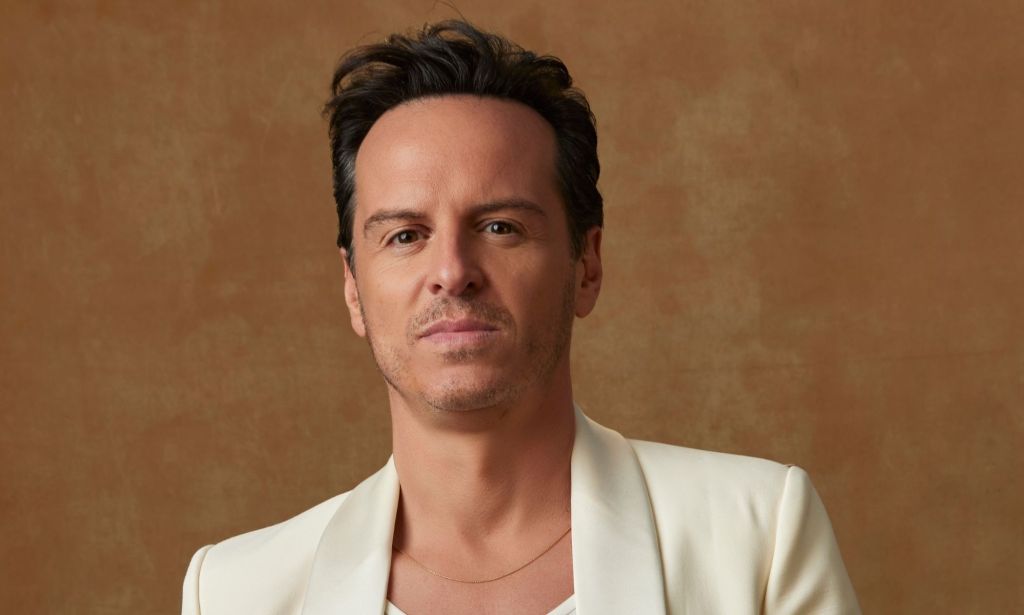 Andrew Scott in a white suit at the Golden Globes.