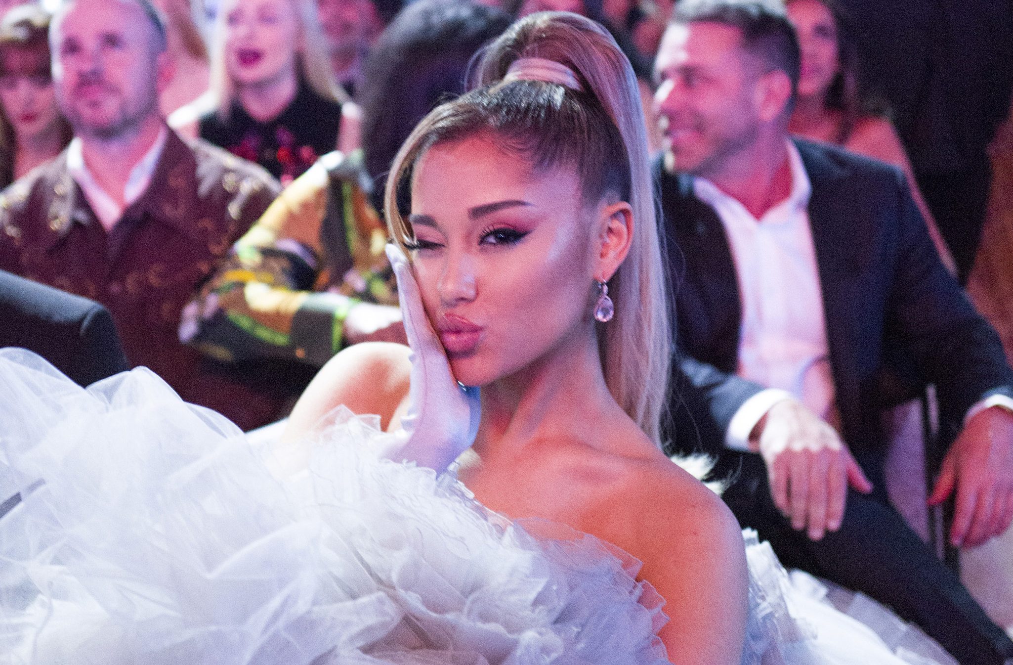 Ariana Grande shares behind-the-scenes clip of 'yes, and?' - Vimarsana News