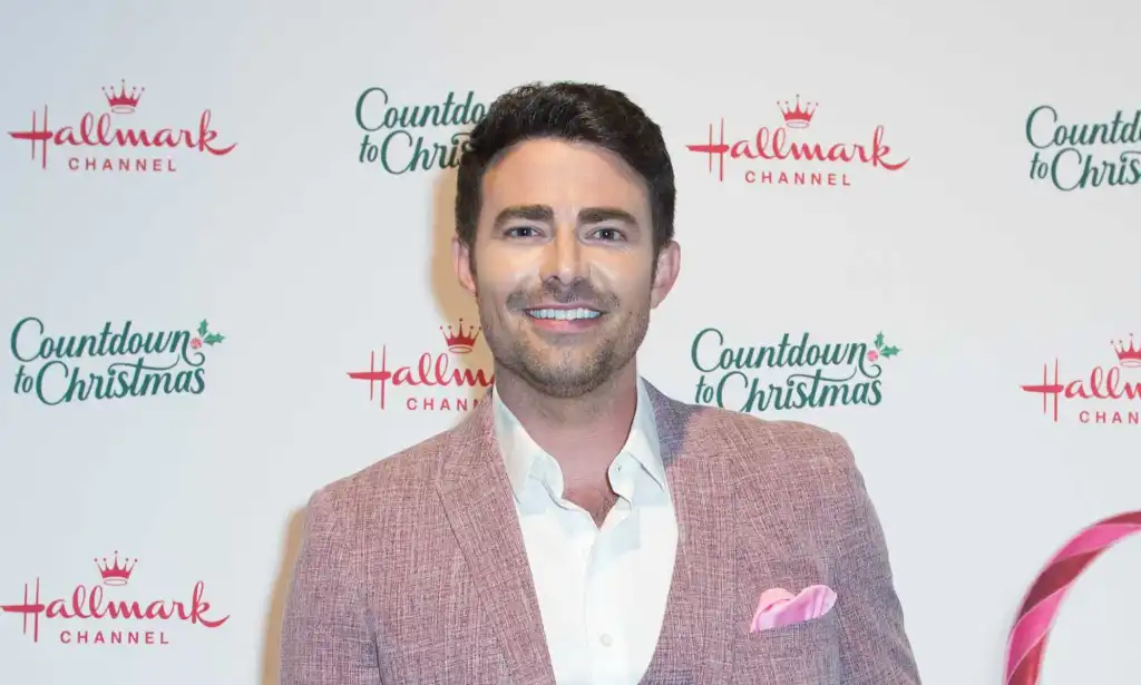 Mean Girls star Jonathan Bennett on the red carpet of the film Countdown to Christmas.