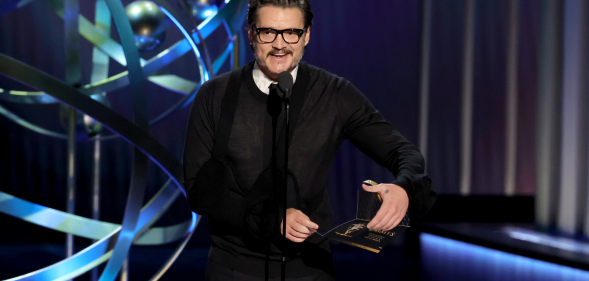 Pedro Pascal presented the award on 15 January, but took a moment to discuss the injury which had left him in a sling. (Kevin Winter / Staff / Getty)