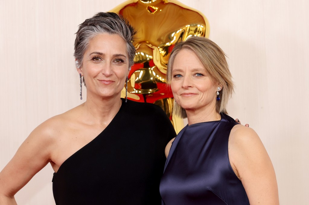 HOLLYWOOD, CALIFORNIA - MARCH 10: (L-R) Alexandra Hedison and Jodie Foster attend the 96th Annual Academy Awards on March 10, 2024 in Hollywood, California. (Photo by Mike Coppola/Getty Images)