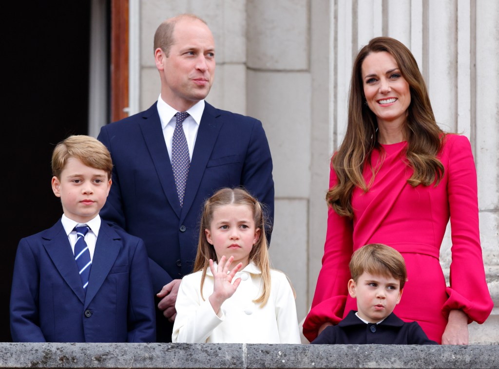LONDON, UNITED KINGDOM - JUNE 05: (EMBARGOED FOR PUBLICATION IN UK NEWSPAPERS UNTIL 24 HOURS AFTER CREATE DATE AND TIME) Prince George of Cambridge, Prince William, Duke of Cambridge, Princess Charlotte of Cambridge, Prince Louis of Cambridge and Catherine, Duchess of Cambridge stand on the balcony of Buckingham Palace following the Platinum Pageant on June 5, 2022 in London, England. The Platinum Jubilee of Elizabeth II is being celebrated from June 2 to June 5, 2022, in the UK and Commonwealth to mark the 70th anniversary of the accession of Queen Elizabeth II on 6 February 1952. (Photo by Max Mumby/Indigo/Getty Images)