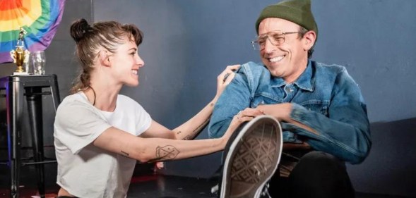 Kristen Stewart gives Seth Meyers