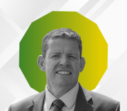 Mae Rhun ap Iorwerth o Blaid Cymru wedi dweud na all Cymru fynd ‘am yn ôl’ ar ieuenctid traws. (Mathew Horwood/Getty Images/Canva)