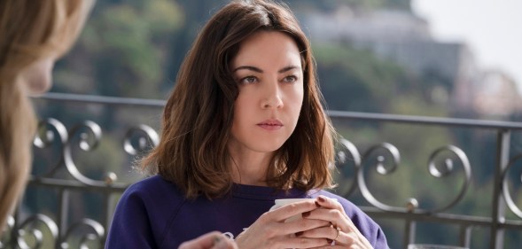 Aubrey Plaza in The White Lotus holding a cup of coffee