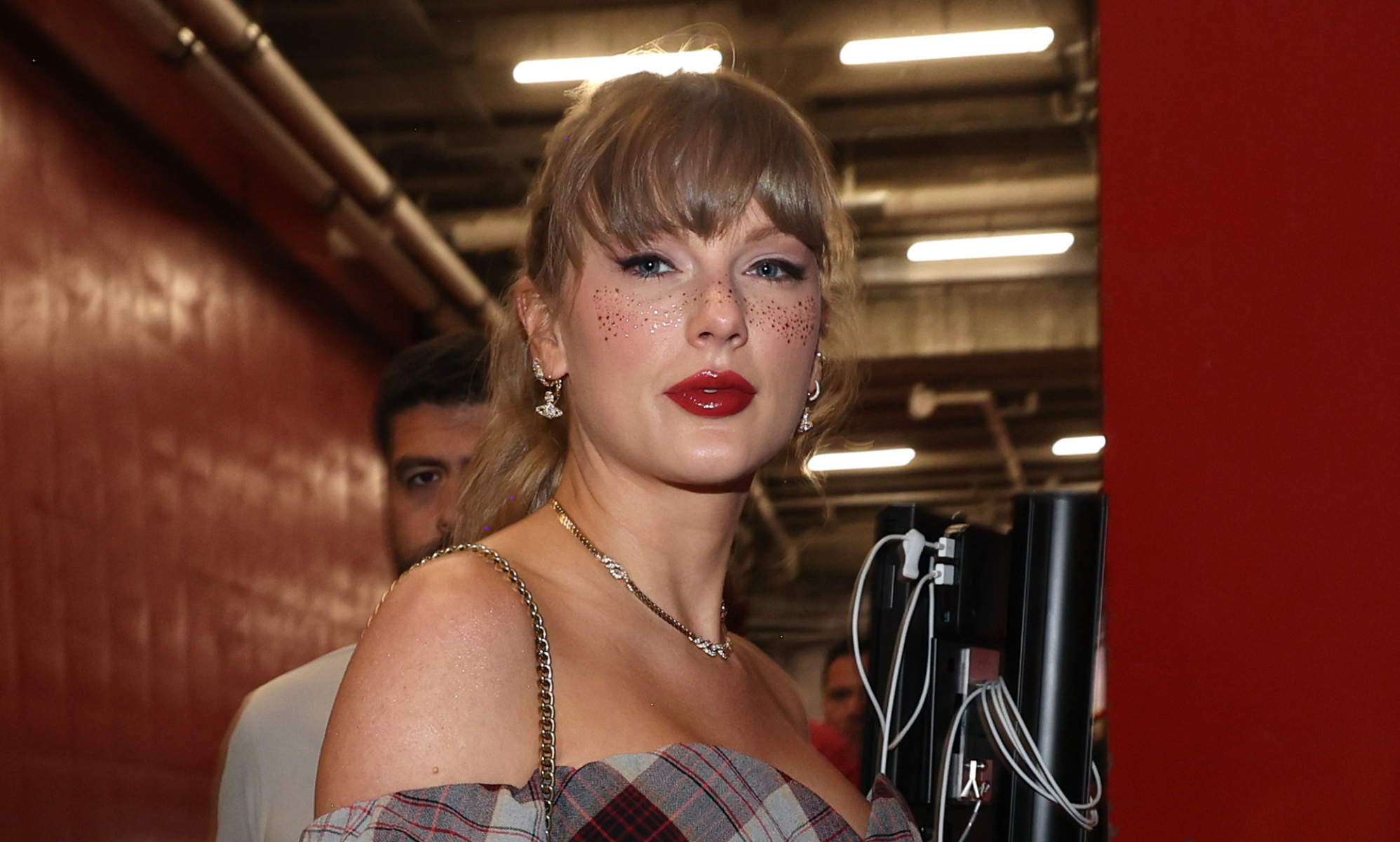 Taylor Swift sparks glitter freckles trend at Chiefs game
