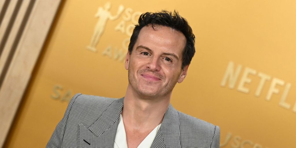 Andrew Scott in a grey suit and white shirt smiling on the SAG Awards 2025 red carpet.