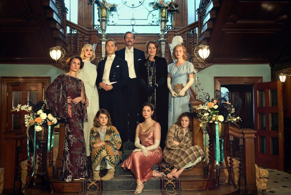 essie Carter as Nancy Mitford, Joanna Vanderham as Diana Mitford, Toby Regbo as Tom Mitford, James Purefoy as Farve, Anna Chancellor as Muv, Shannon Watson as Unity Mitford, Zoe Brough as Jessica Mitford, Isobel Jesper Jones as Pam Mitford and Orla Hill as Debo Mitford in Outrageous UKTV