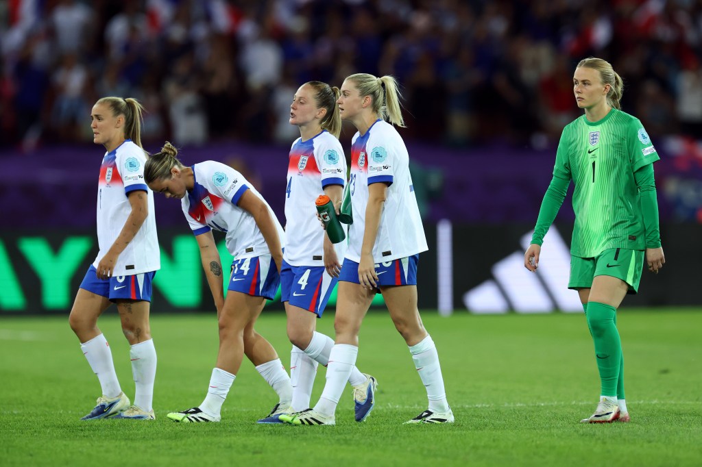 Georgia Stanway, Grace Clinton, Keira Walsh, Alessia Russo, Hannah Hampton of England look dejected after the teams defeat in during the UEFA Women's EURO 2025 Group D match between France and England at Stadion Letzigrund