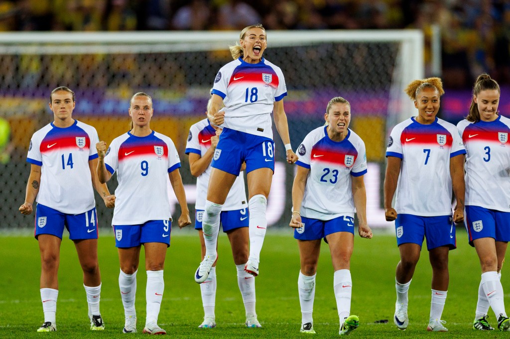 hloe Kelly and teammates of England celebrate their goal during the Penalty Shootout of the UEFA Women's EURO 2025 Quarter-Final match between Sweden and England
