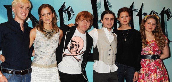 LONDON, ENGLAND - JULY 06: (EMBARGOED FOR PUBLICATION IN UK TABLOID NEWSPAPERS UNTIL 48 HOURS AFTER CREATE DATE AND TIME) (L-R) Tom Felton, Emma Watson, Rupert Grint, Daniel Radcliffe, Bonnie Wright and Jessie Cave pose during the photocall of 'Harry Potter And The Half-Blood Prince', at Claridge's Hotel on July 6, 2009 in London, England. (Photo by Dave M. Benett/Getty Images)