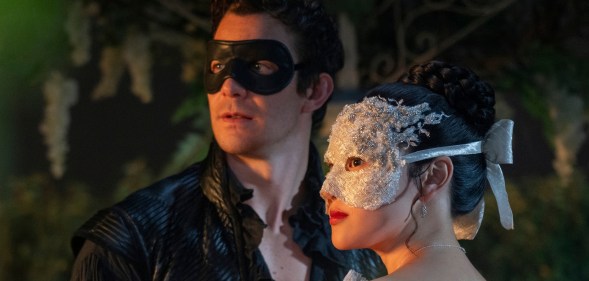 Bridgerton. (L to R) Luke Thompson as Benedict Bridgerton, Yerin Ha as Sophie Baek in episode 401 of Bridgerton.