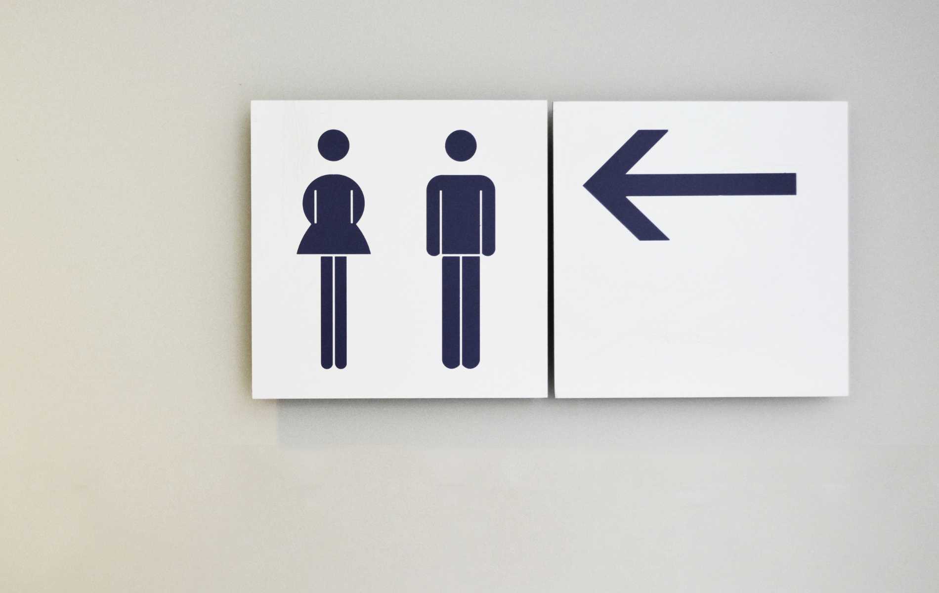Inglaterra impone restricciones a baños para alumnos trans en escuelas