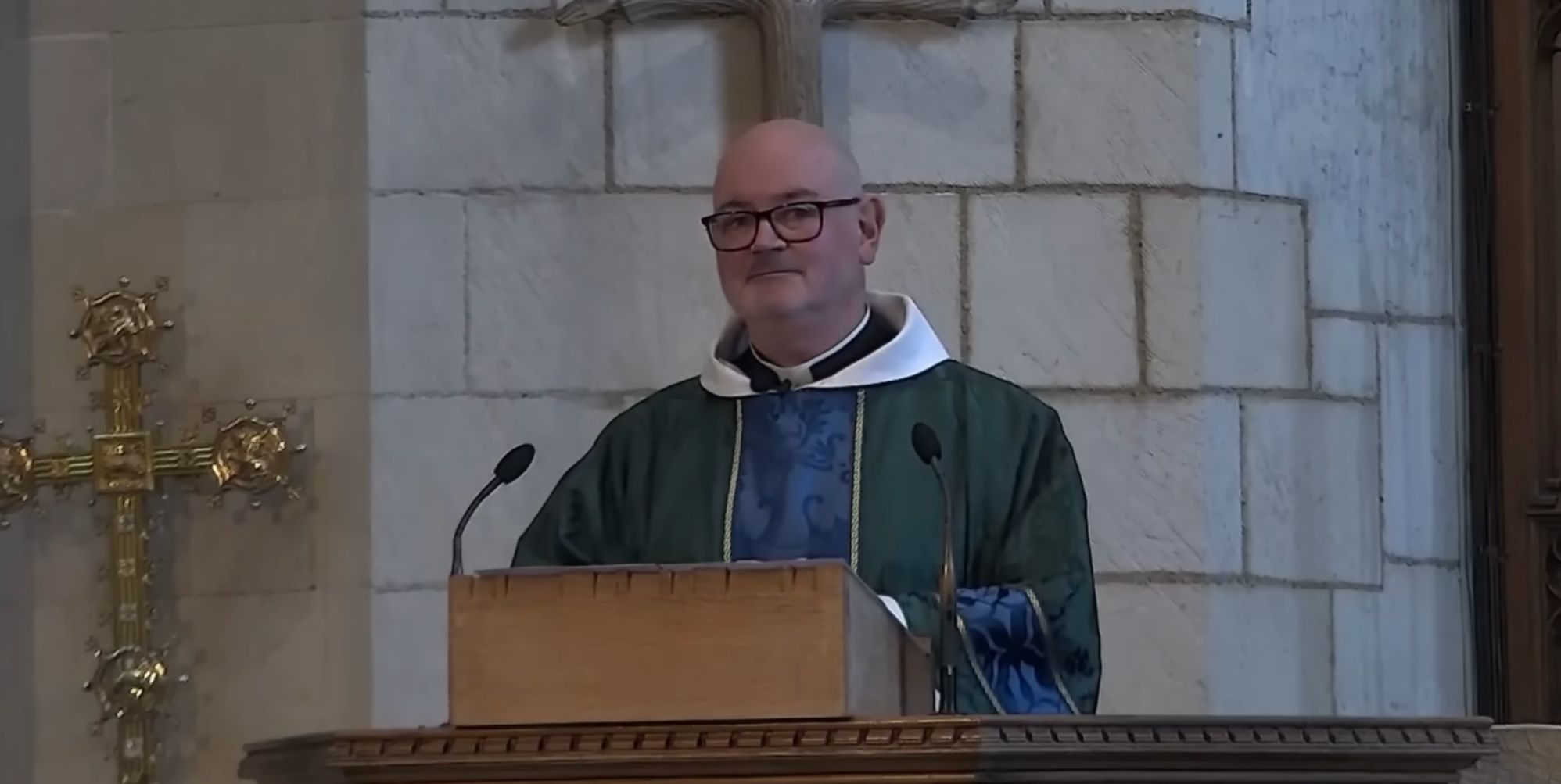Gay priest's powerful sermon receives standing ovation from congregation
