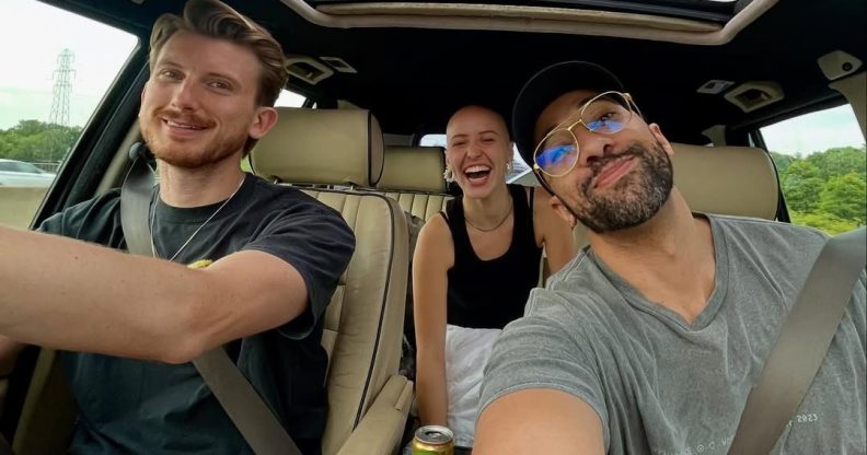 Qizlarning erotik va pornografik fotosuratlari Porno tozalash ustida egilib