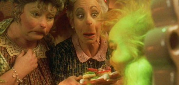 Clair Nella Who (Mindy Sterling) and Rose Who (Rachel Winfree) with the Grinch (Jim Carrey)