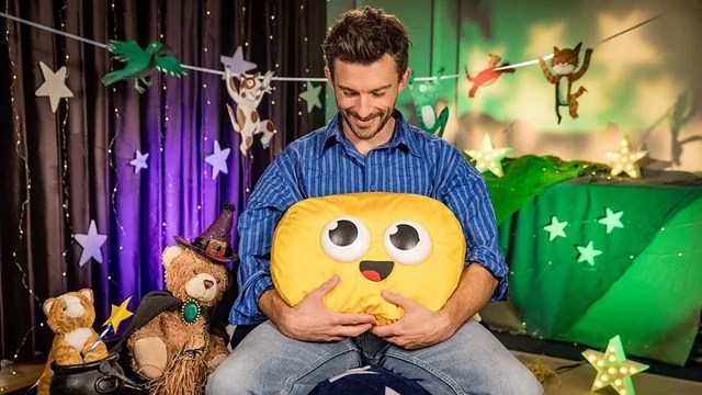 Gogglebox stars have predictably thirsty response to Jonathan Bailey’s Cbeebies Bedtime Story