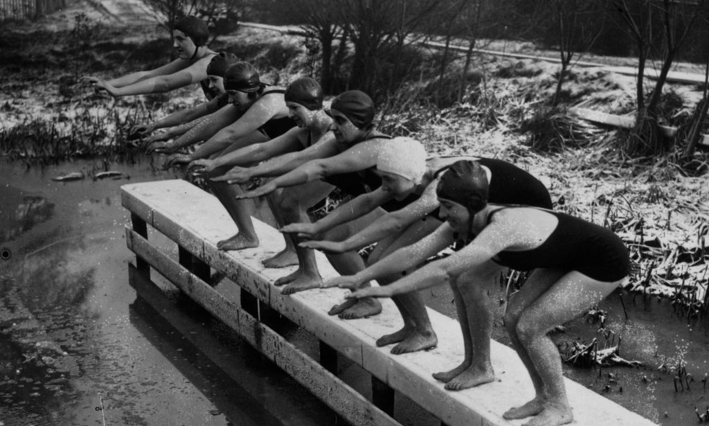 A photo from 1935 of women covered in snow preparing to dive into Kenwood Ladies' Pool.