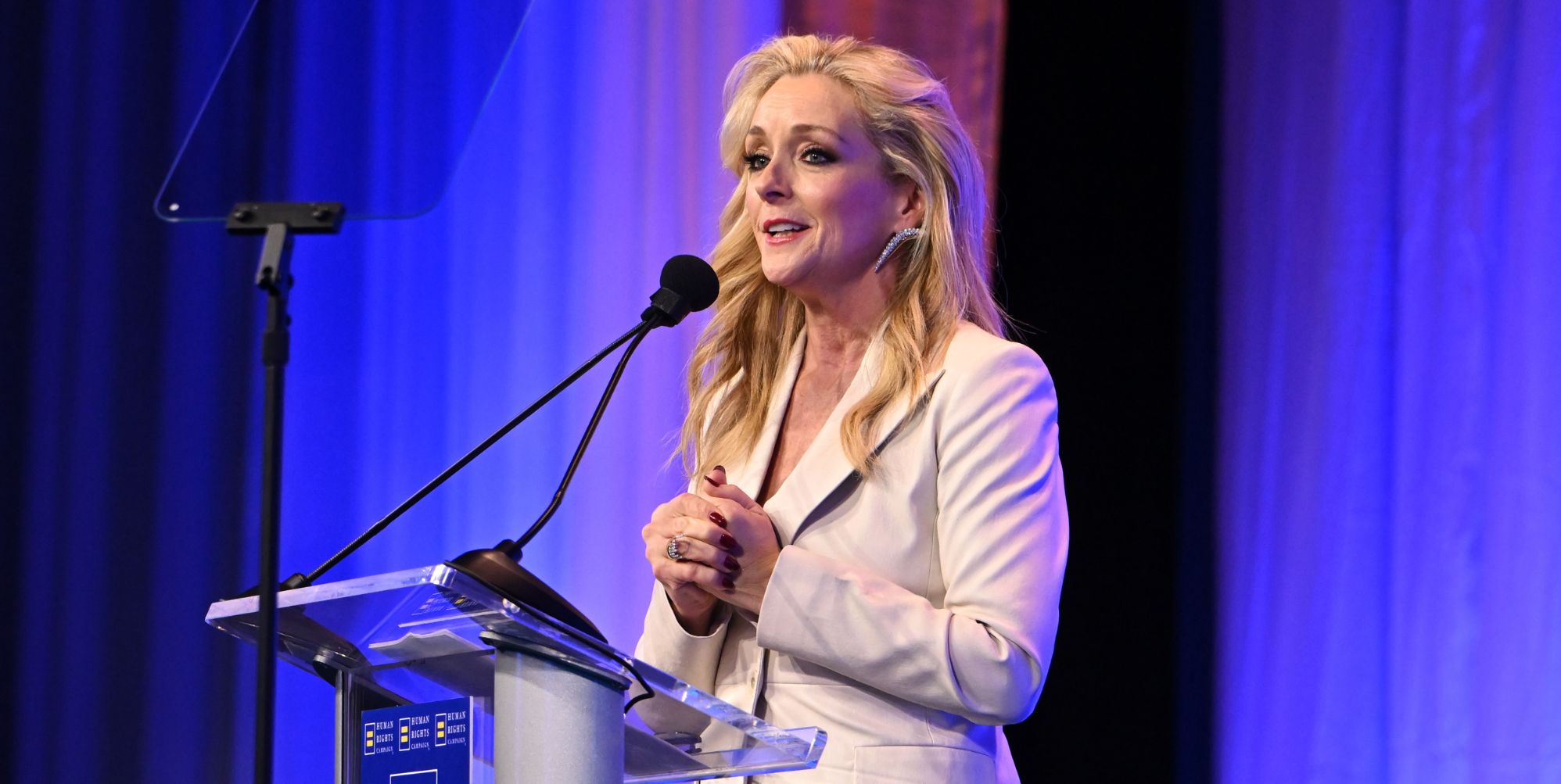 Gay icon Jane Krakowski speaks out against Trump attacks on trans kids