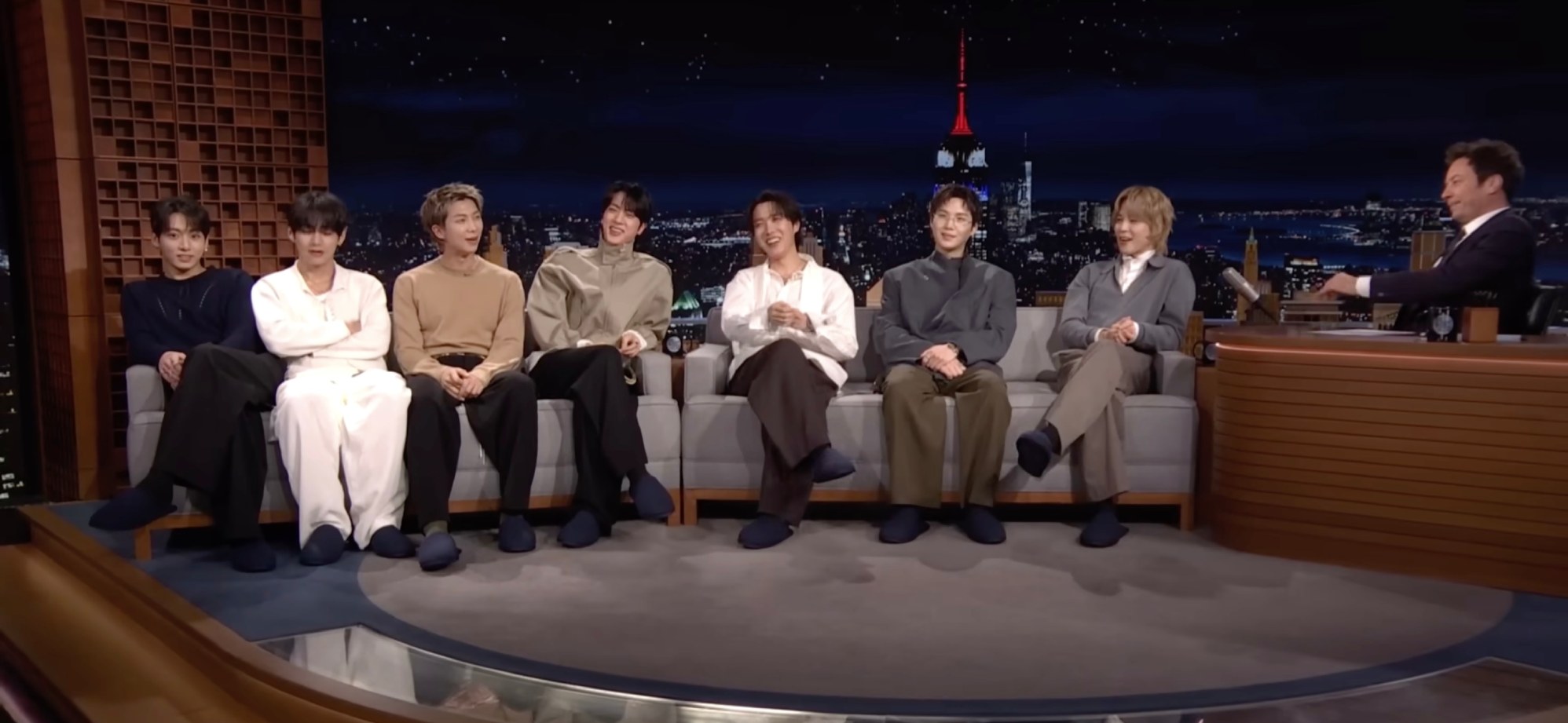 BTS повертаються з армії, а фани вже святкують віртуальні «поцілунки» Ві та Чонгука