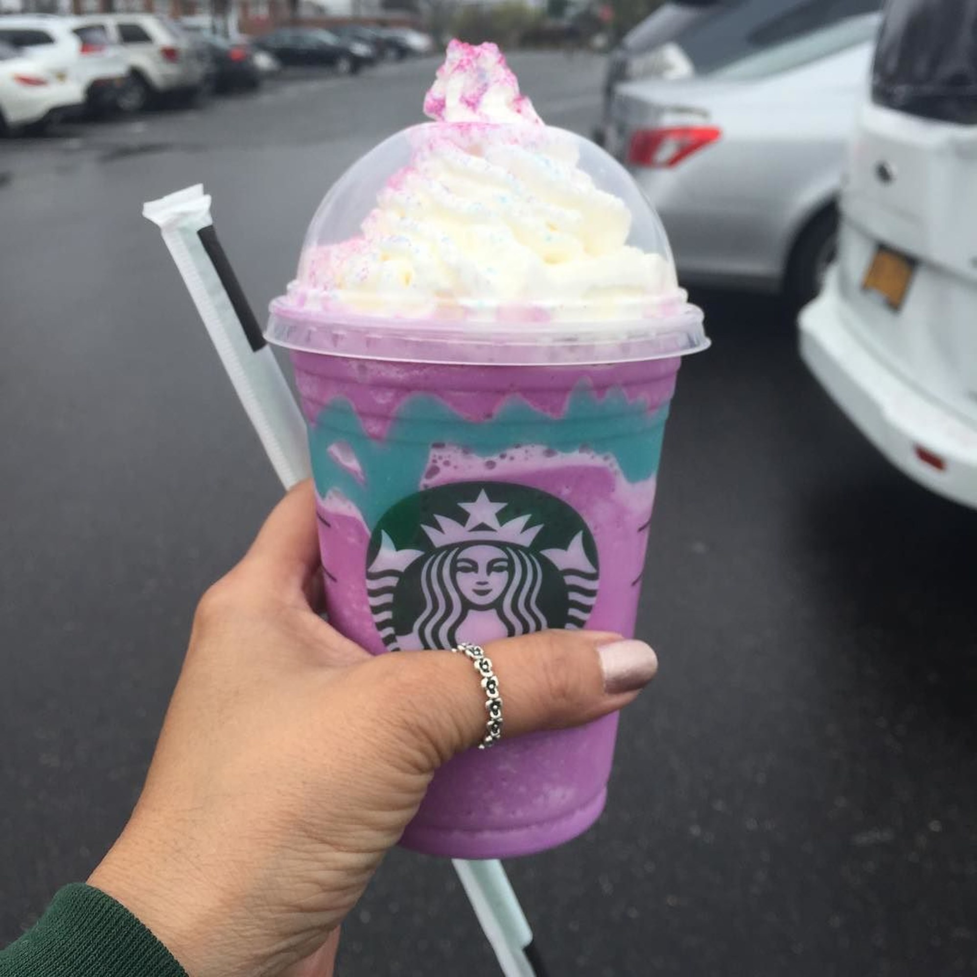 Наш улюблений єдиноріг повертається: Starbucks знову запускає "найвеселковіший" напій (але є нюанс!)
