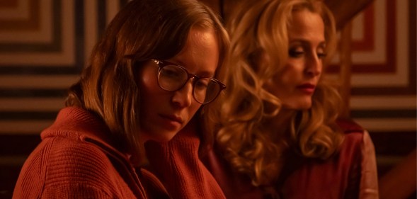 Hannah Einbinder (L) and Gillian Anderson (R) in Teenage Sex and Death at Camp Miasma