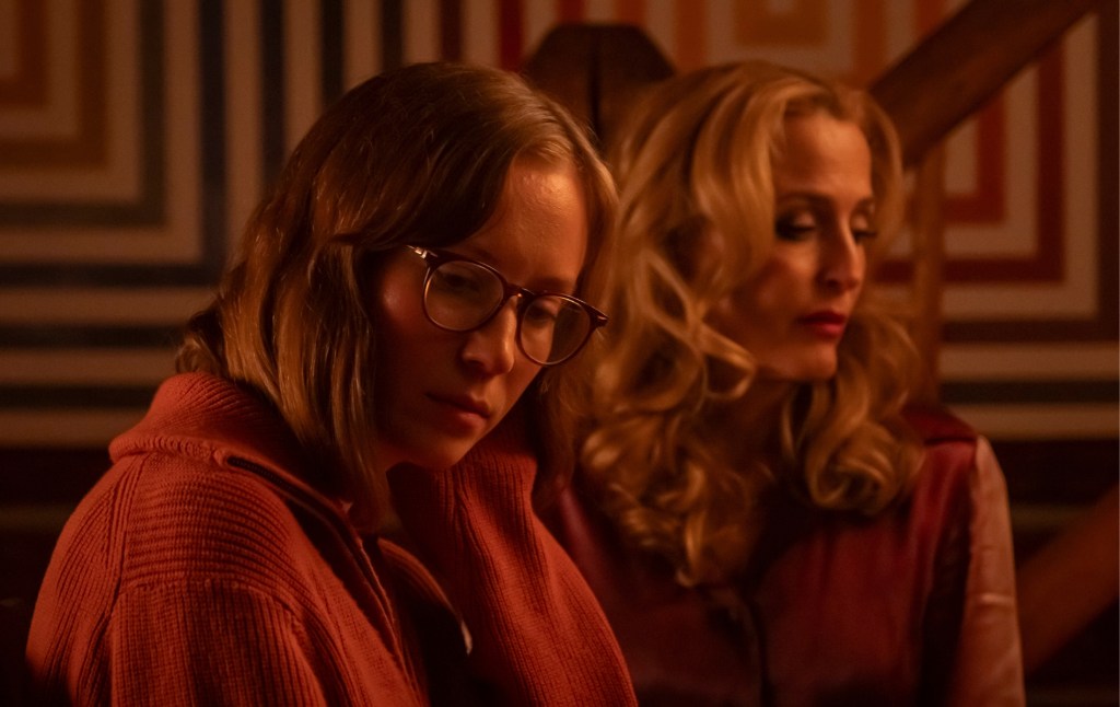 Hannah Einbinder (L) and Gillian Anderson (R) in Teenage Sex and Death at Camp Miasma