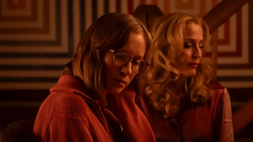 Hannah Einbinder (L) and Gillian Anderson (R) in Teenage Sex and Death at Camp Miasma