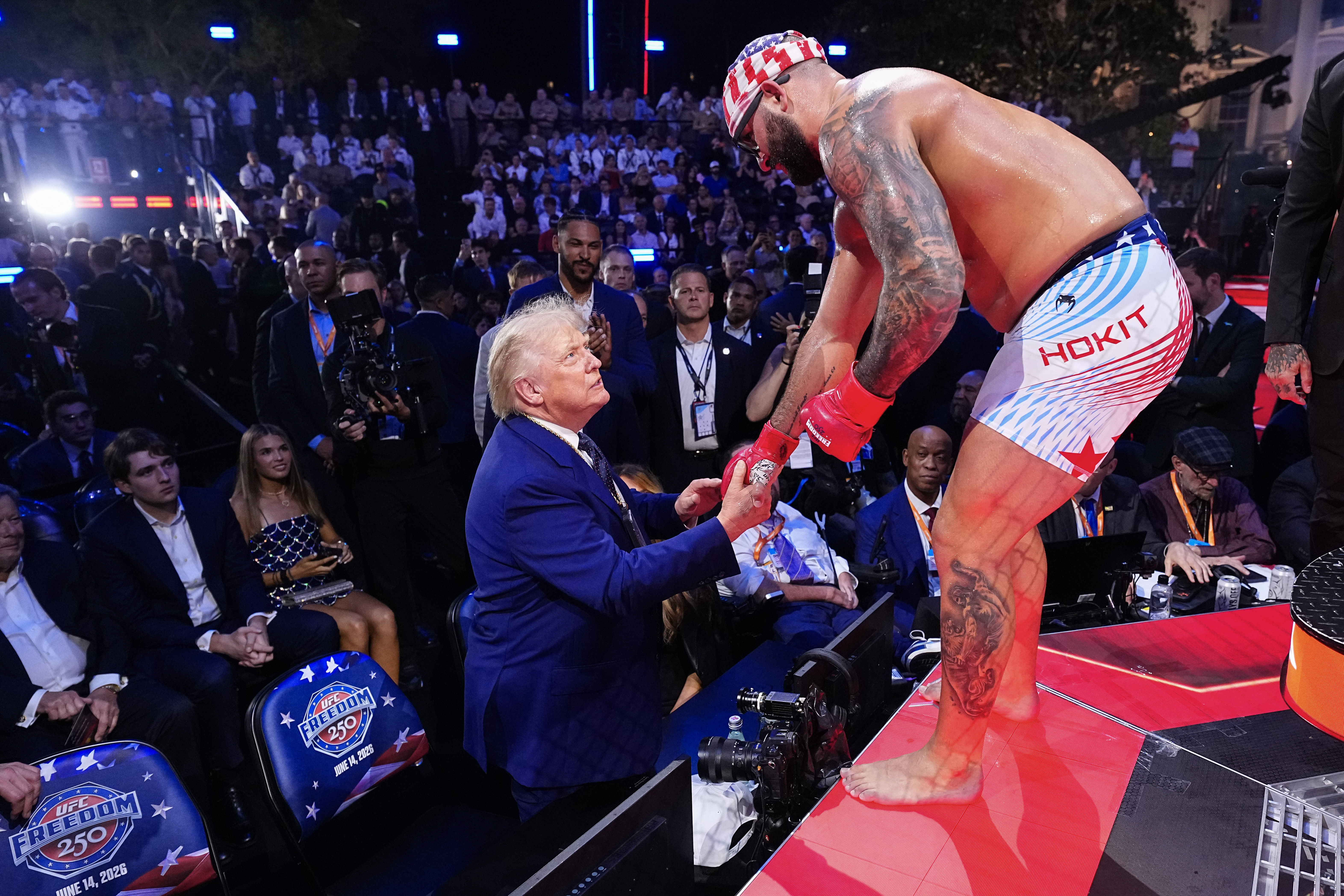 Трансфобний скандал у Білому домі: боєць UFC поширив образливі чутки про Мішель Обаму