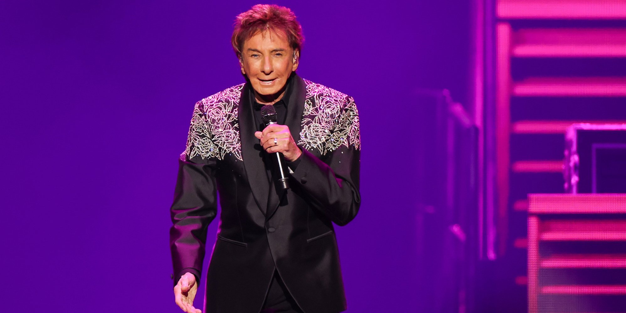 Barry Manilow has incredible reaction as stage invader rushes to him at Liverpool gig