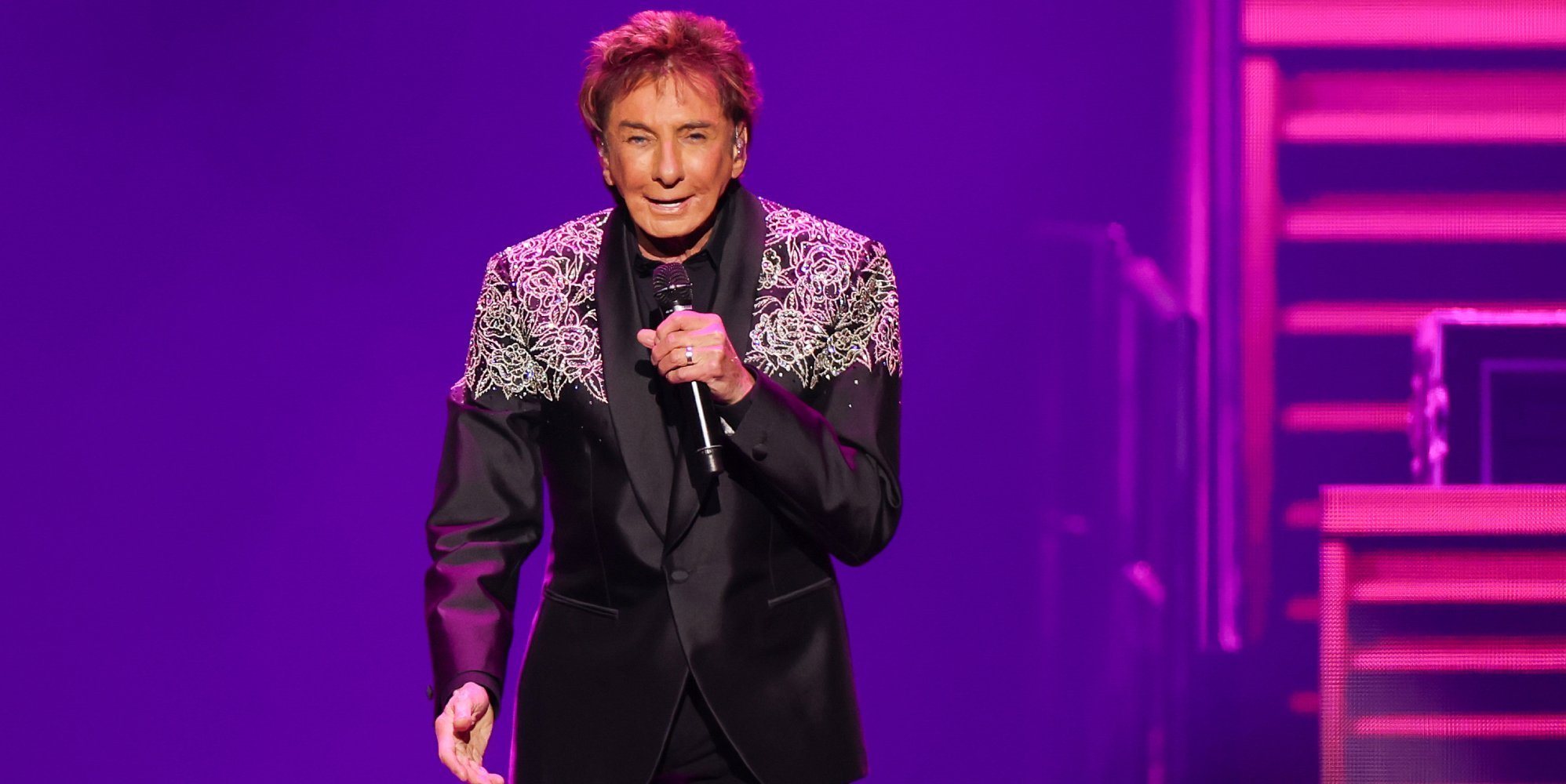 Barry Manilow has incredible reaction as stage invader rushes to him at ...