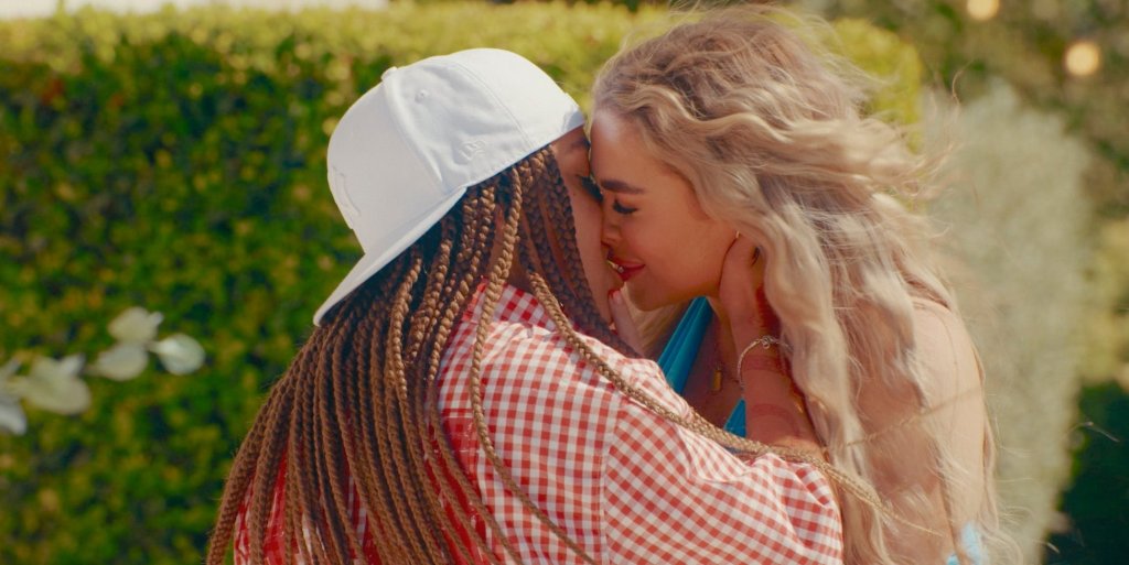 Ashlea and Imogen on I Kissed A Girl