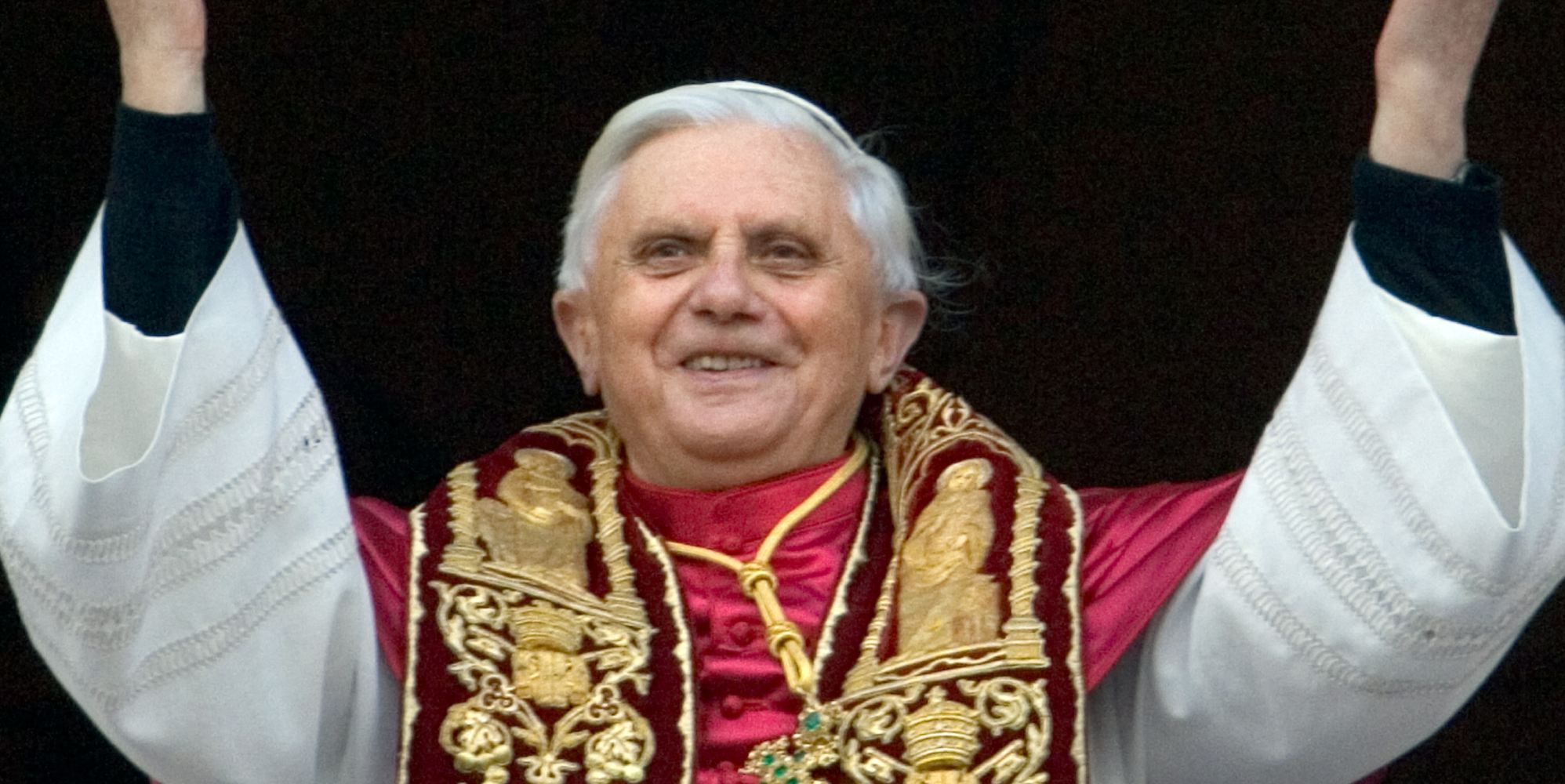 Foto de jovem Papa Bento XVI viraliza nas redes com reacções hilariantes