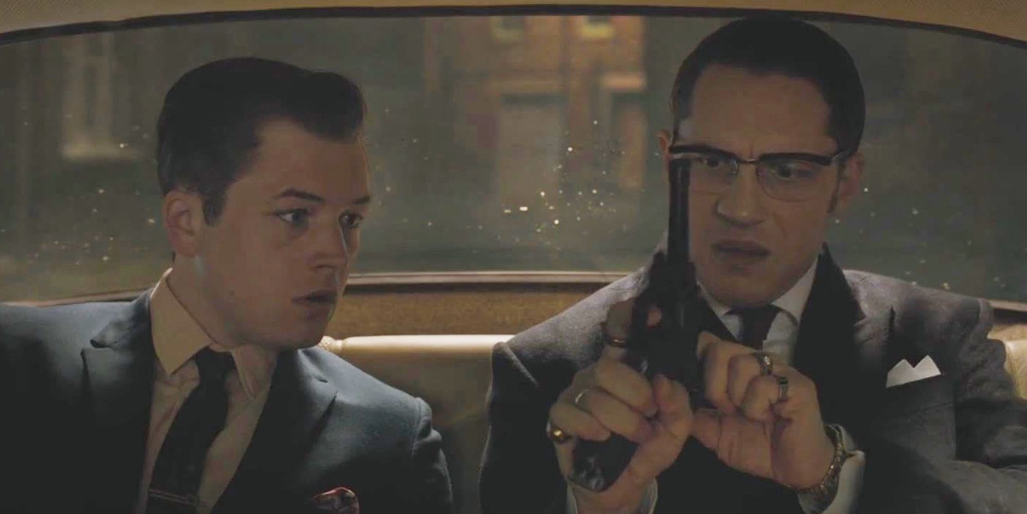 Taron Egerton se mandó un beso improvisado con Tom Hardy en 'Legend'