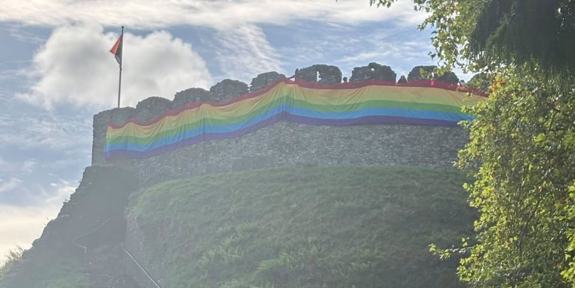 Fila de banderas del Orgullo en el Castillo de Totnes mientras los organizadores dicen que las personas queer "también pertenecen aquí"