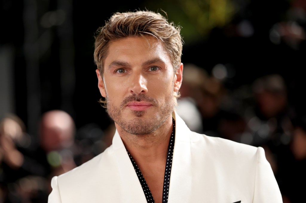 Chris Appleton attends the 2026 Vanity Fair Oscar Party in a black shirt and white blazer