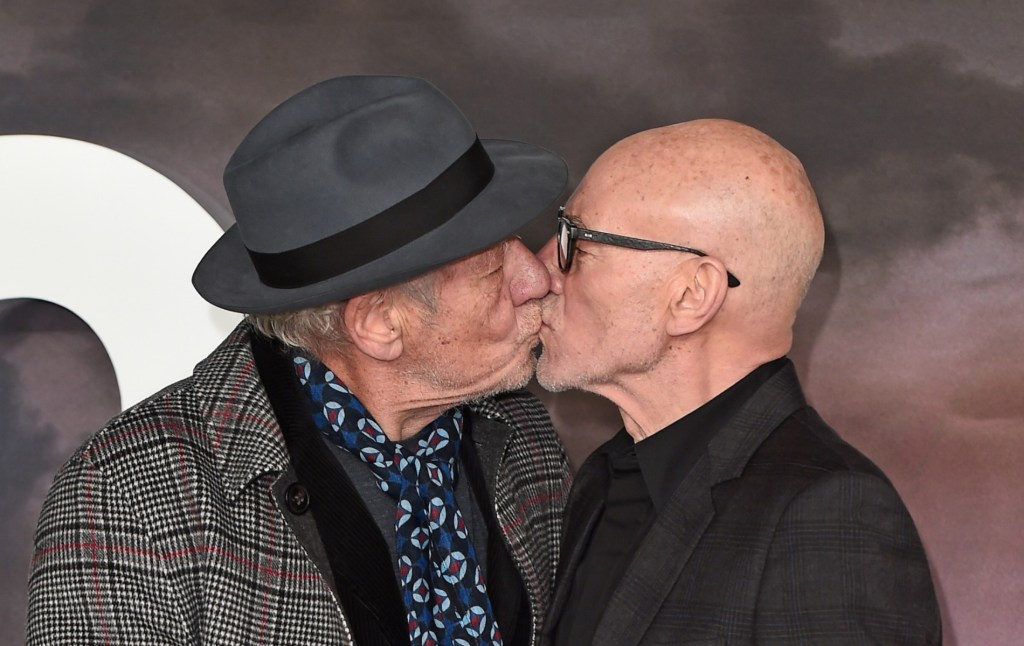 McKellen and Stewart kiss on the red carpet.