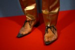 Alexander Skarsgård pone los pies en la alfombra roja de mimbre