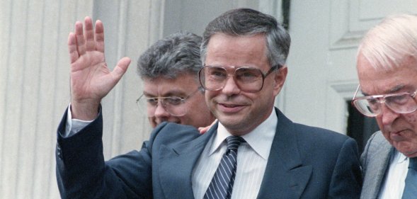 (Original Caption) 9/6/1989-Charlotte, North Carolina- A smiling Jim Bakker waves to supporters as he leaves Federal Court. Bakker's fraud and conspiracy trial resumed after the judge ruled earlier th