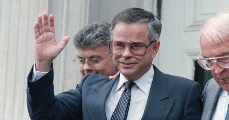 (Original Caption) 9/6/1989-Charlotte, North Carolina- A smiling Jim Bakker waves to supporters as he leaves Federal Court. Bakker's fraud and conspiracy trial resumed after the judge ruled earlier th