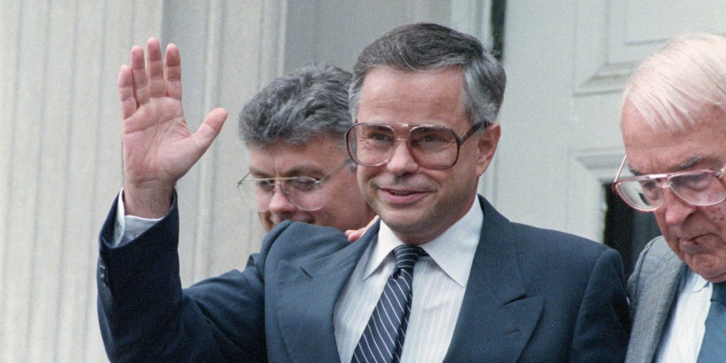 (Original Caption) 9/6/1989-Charlotte, North Carolina- A smiling Jim Bakker waves to supporters as he leaves Federal Court. Bakker's fraud and conspiracy trial resumed after the judge ruled earlier th