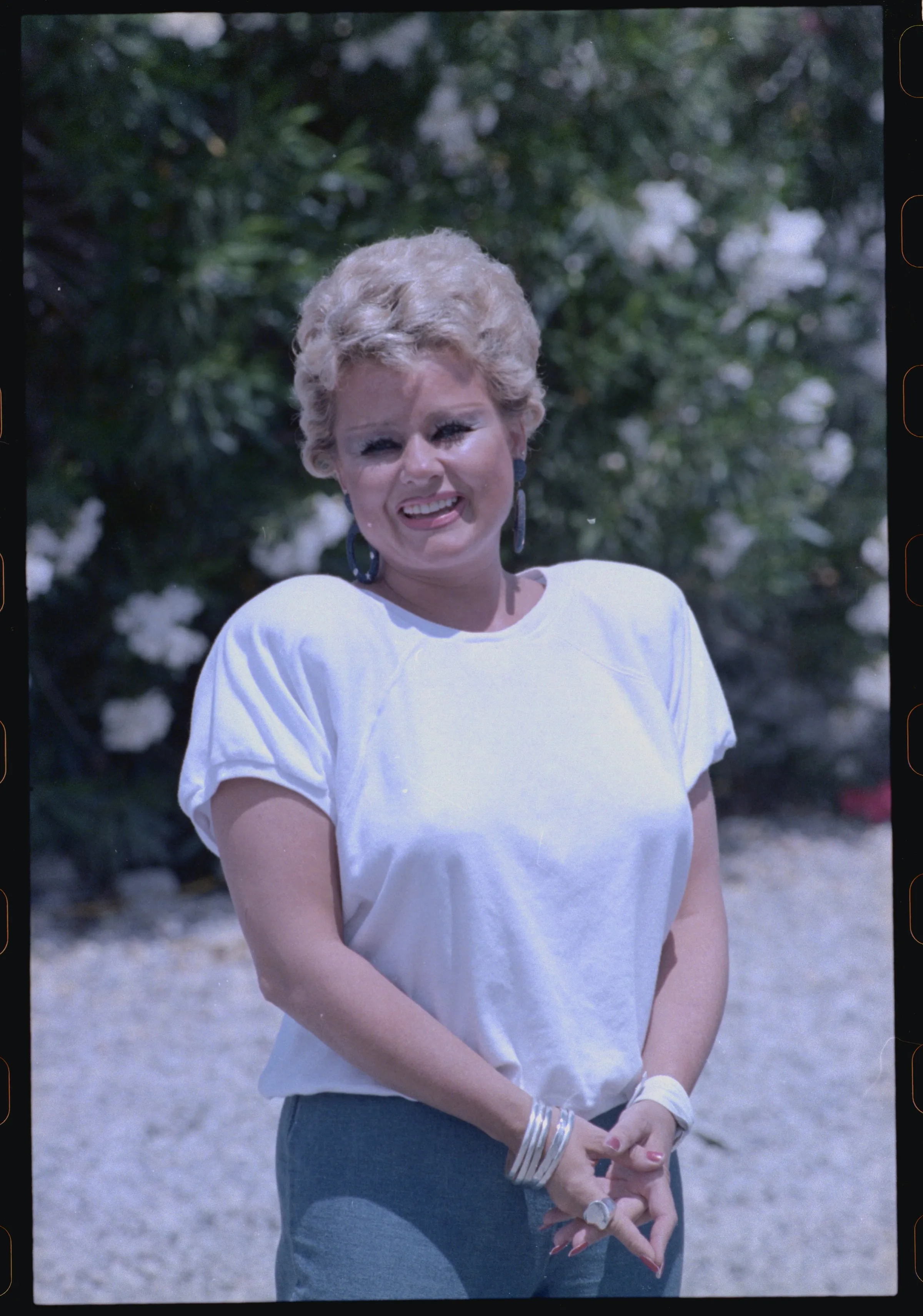 (Original Caption) Tammy Bakker answers reporters questions outside the Bakker mansion in Palm Springs.
