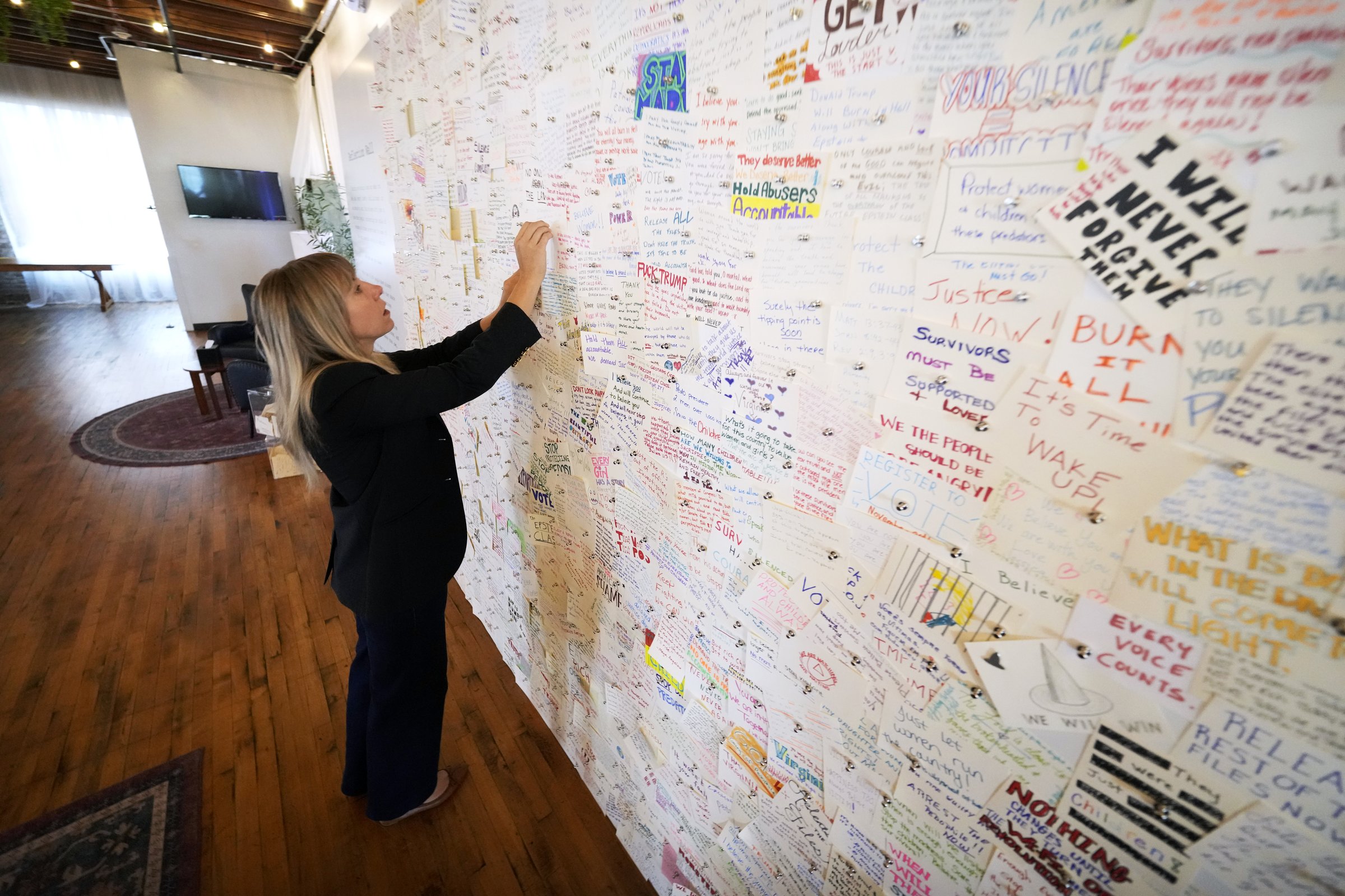 DES MOINES, IOWA - SEPTEMBER 22: Iowa Democratic congressional candidate Sarah Trone Garriott leaves a message on a will during a tour of the 